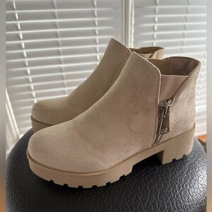 🤎 Cushionaire 🤎 Stylish Tan Ankle Boots!